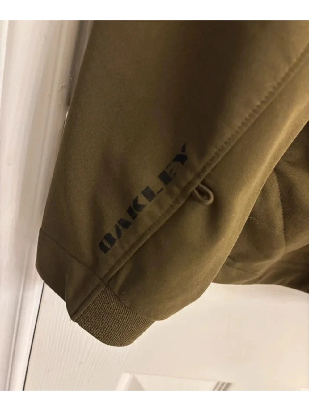 Oakley Men's Lightweight Brown Softshell Jacket with Zip Pockets
